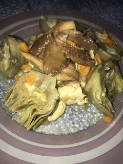 Una foto de Alcachofas con setas y pollo