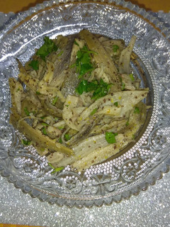राई वाले कच्चे केले के छिल्के (Rai wale Kachhe Kele ke chilke recipe in Hindi) रेसिपी मुख्य फोटो