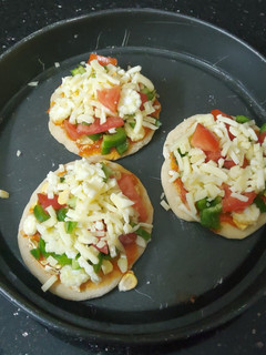 மினி பிட்சா(mini pizza recipe in tamil) செய்முறை முக்கிய புகைப்படம்