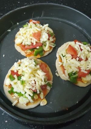 மினி பிட்சா(mini pizza recipe in tamil) செய்முறை முக்கிய புகைப்படம்