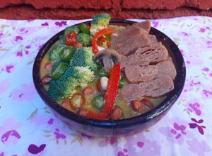 Una foto de Curry picante con soya, verdura y tofu 🍛❤