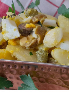 Una foto de Ensalada de patatas con encurtidos