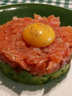 Una foto de Tartar de salmón