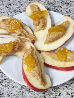 Una foto de Snack de manzana y crema de cacahuete