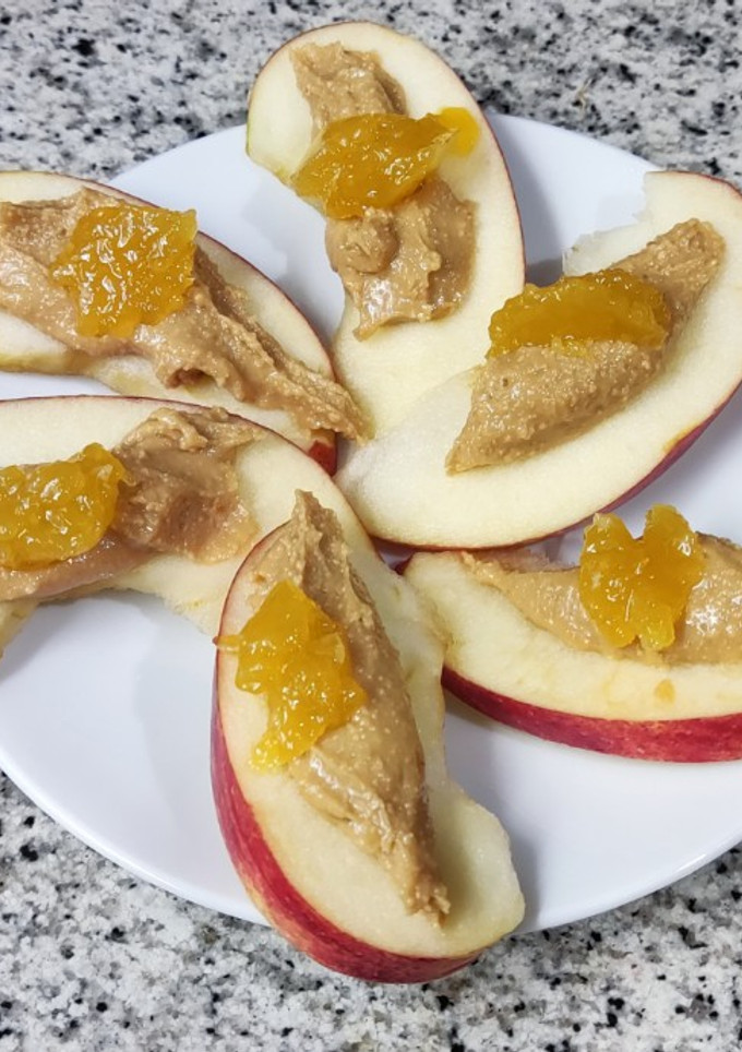 Una foto de Snack de manzana y crema de cacahuete