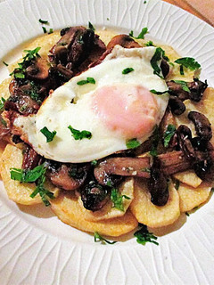 Una foto de Huevo con patatas y champiñones- fácil