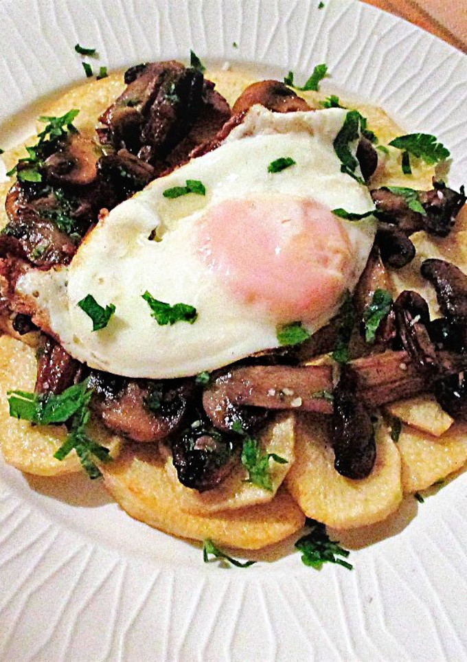 Una foto de Huevo con patatas y champiñones- fácil