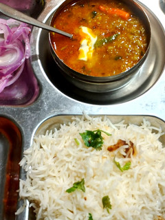 A picture of Karachi Famous 52 Thali Daal Chawal.