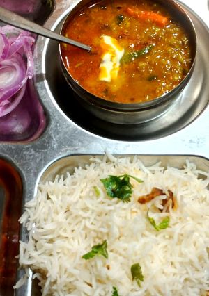 A picture of Karachi Famous 52 Thali Daal Chawal.