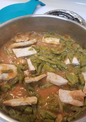 Una foto de Carne de puerco con nopales en salsa roja