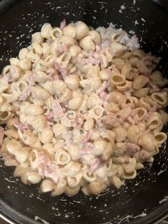 Una foto de Pasta de tiburón con nata y bacon