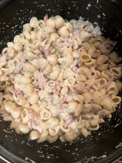 Una foto de Pasta de tiburón con nata y bacon