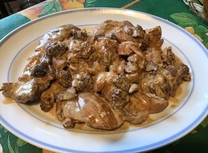 Une photo de Poularde fermière aux morilles, vin blanc et crème d'échalotes