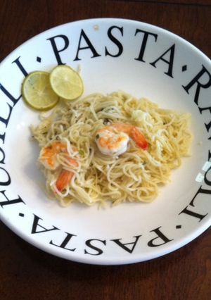 Una foto de Capellini con camarones al limón