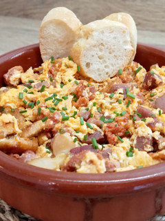 Una foto de Duelos y quebrantos receta típica manchega (huevos revueltos con panceta y chorizo)