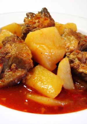 Una foto de costillas con patatas guisadas
