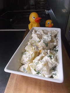 Una foto de Ensalada de patata y huevo duro con cebollino y perejil