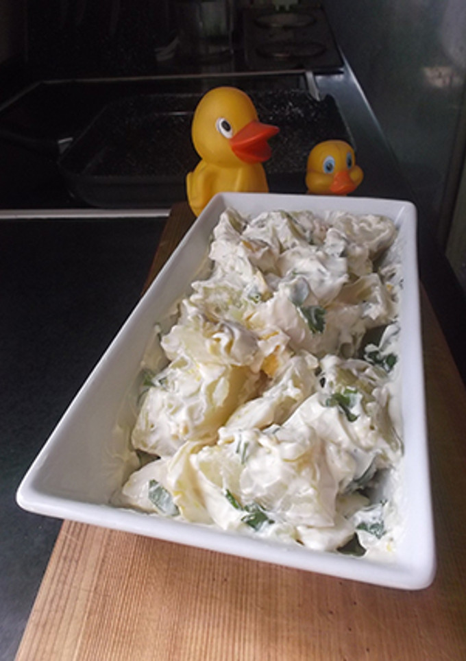 Una foto de Ensalada de patata y huevo duro con cebollino y perejil