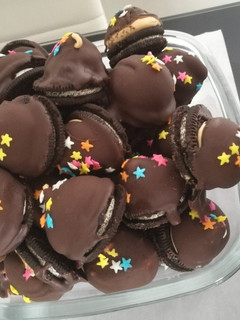 Una foto de Conitos de oreo rellenos de chocotorta