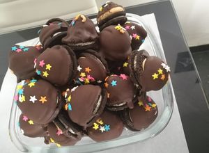 Una foto de Conitos de oreo rellenos de chocotorta