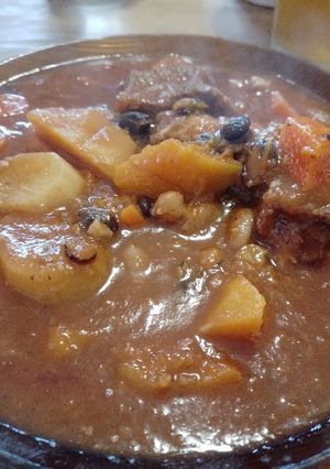 Una foto de Alubias negras, blancas y garbanzos