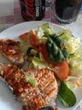 Salmão grelhado com salada fresca