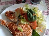 Salmão grelhado com salada fresca