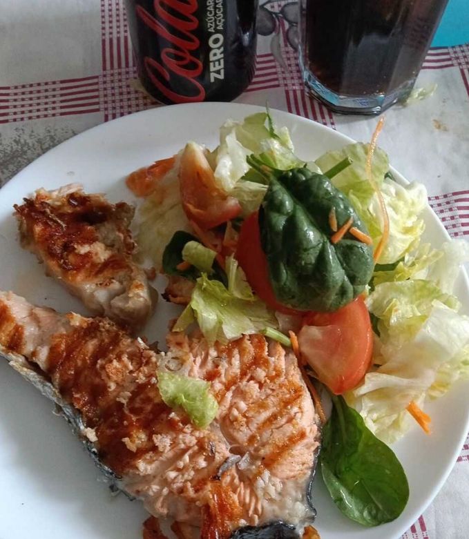 Foto de Salmão grelhado com salada fresca