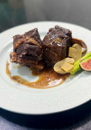 Una foto de Asado de Tira al Vino y Mermelada de Papaya Arequipeña