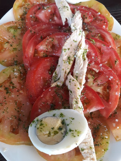 Una foto de Ensalada de tomates aliñaos