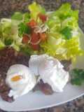 Huevos escalfados con bife a la plancha y ensalada