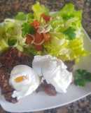 Huevos escalfados con bife a la plancha y ensalada