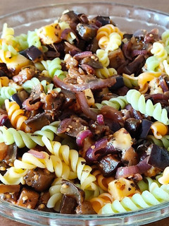 Una foto de Ensalada tibia de pasta y vegetales 😋