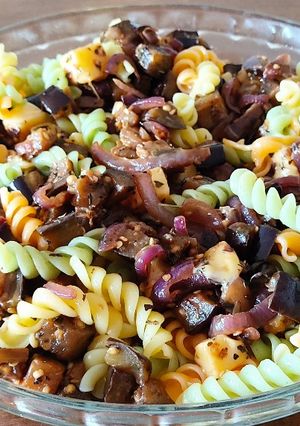 Una foto de Ensalada tibia de pasta y vegetales 😋
