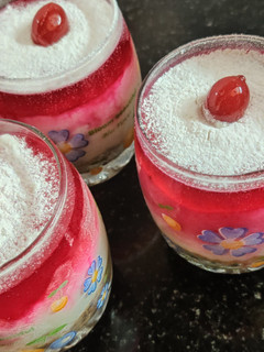 ஸ்ட்ராவ்பெர்ரி ஜெல்லோ டெஸெர்ட் (Strawberry jello dessert recipe in tamil) செய்முறை முக்கிய புகைப்படம்