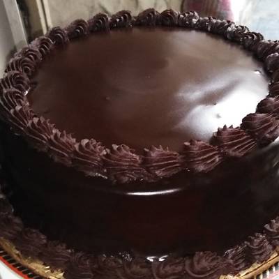 Vanilla Cake with Chocolate Fudge Icing | Ash Baber