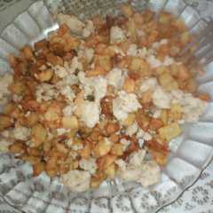 Una foto de Carne picada con trozos de patata fritas