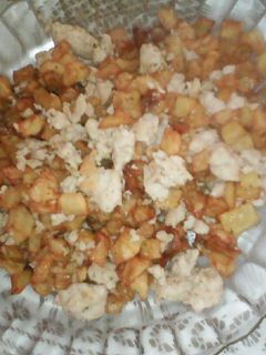 Una foto de Carne picada con trozos de patata fritas