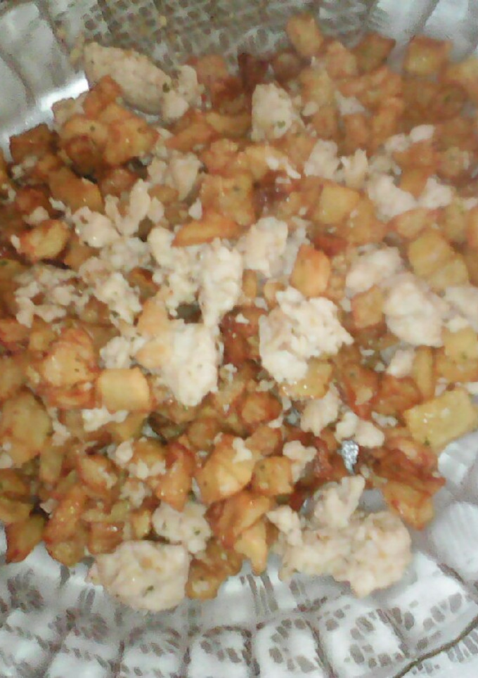Una foto de Carne picada con trozos de patata fritas