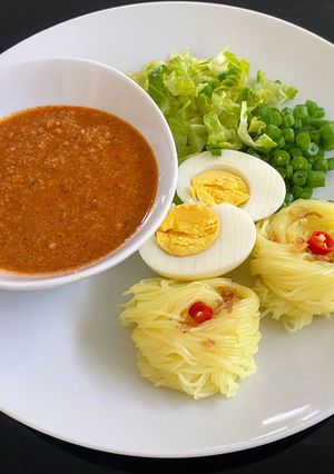 A picture of Angel Fish Curry Sauce with Rice Vermicelli.