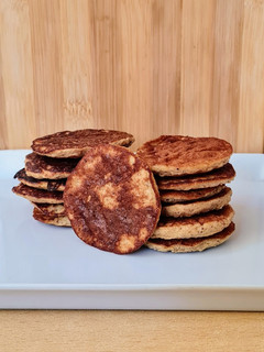 Una foto de Tortitas de avena y manzana a la canela 🍎 sin azúcares agregados ni edulcorante 🍎