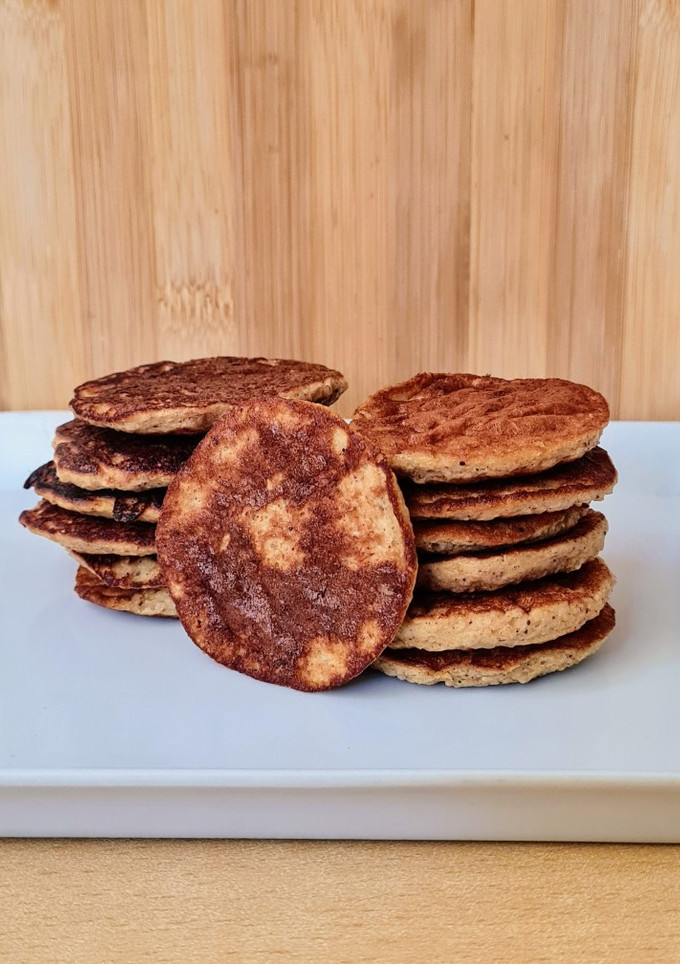 Una foto de Tortitas de avena y manzana a la canela 🍎 sin azúcares agregados ni edulcorante 🍎