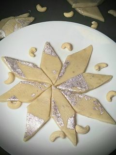काजू कतली (kaju\ katli recipe in Hindi) रेसिपी मुख्य फोटो