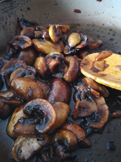 Una foto de Portobello con reducción al vermout y soya sauce