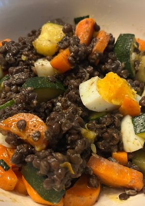 Foto principal de Ensalada de Lentejas Caviar con Calabacín y Zanahoria !!!