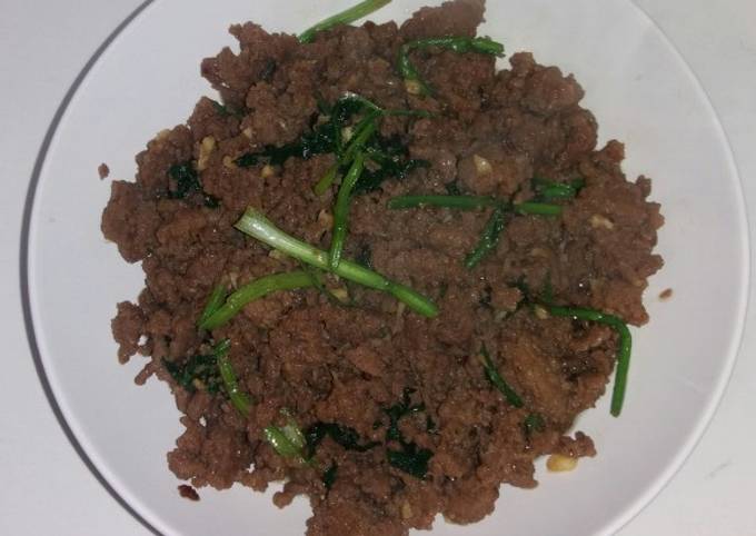 Daging sapi cacah masak daun ketumbar