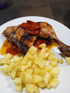 Una foto de Pollo al chilindrón con daditos de patata