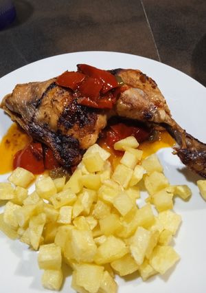 Una foto de Pollo al chilindrón con daditos de patata