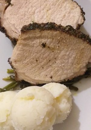 Una foto de "Lomo de cerdo al pimiento" en una cama de espárragos y puré