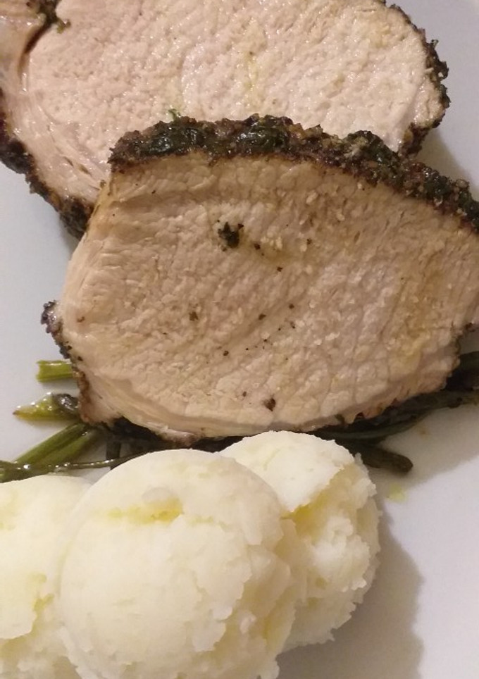 Una foto de "Lomo de cerdo al pimiento" en una cama de espárragos y puré